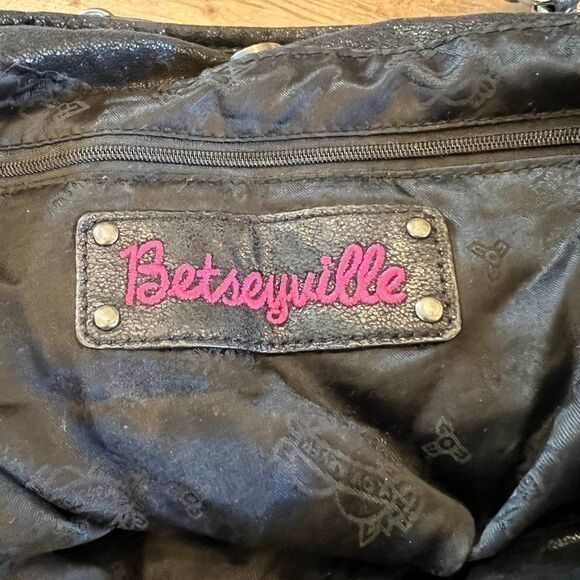 Betsey Johnson Vintage Betseyville Black Heart Studded Bag with Lips - Picture 5 of 15